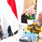 kapolsek-ujung-loe-iptu-rudi-adri-purwanto-bertemu-wakapolri-komjen-dedi-prasetyo-dan-bercerita-tentang-video-viral-dirinya-ya-1764339478976_169 (1)