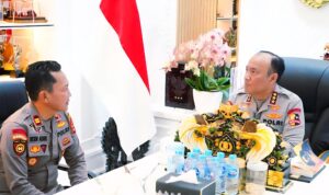 kapolsek-ujung-loe-iptu-rudi-adri-purwanto-bertemu-wakapolri-komjen-dedi-prasetyo-dan-bercerita-tentang-video-viral-dirinya-ya-1764339478976_169 (1)