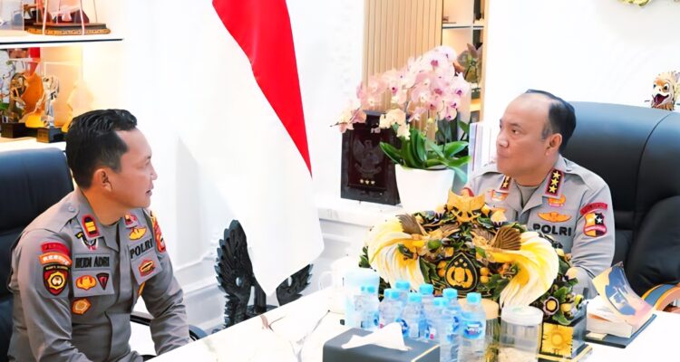 kapolsek-ujung-loe-iptu-rudi-adri-purwanto-bertemu-wakapolri-komjen-dedi-prasetyo-dan-bercerita-tentang-video-viral-dirinya-ya-1764339478976_169 (1)